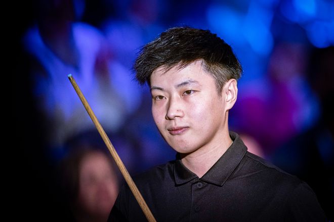 球员庆祝胜 球员庆祝胜